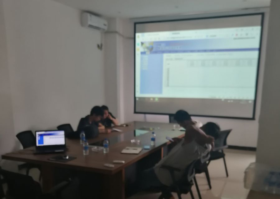 公墓園區(qū)的工作人員，正在手機(jī)上使用公墓管理軟件